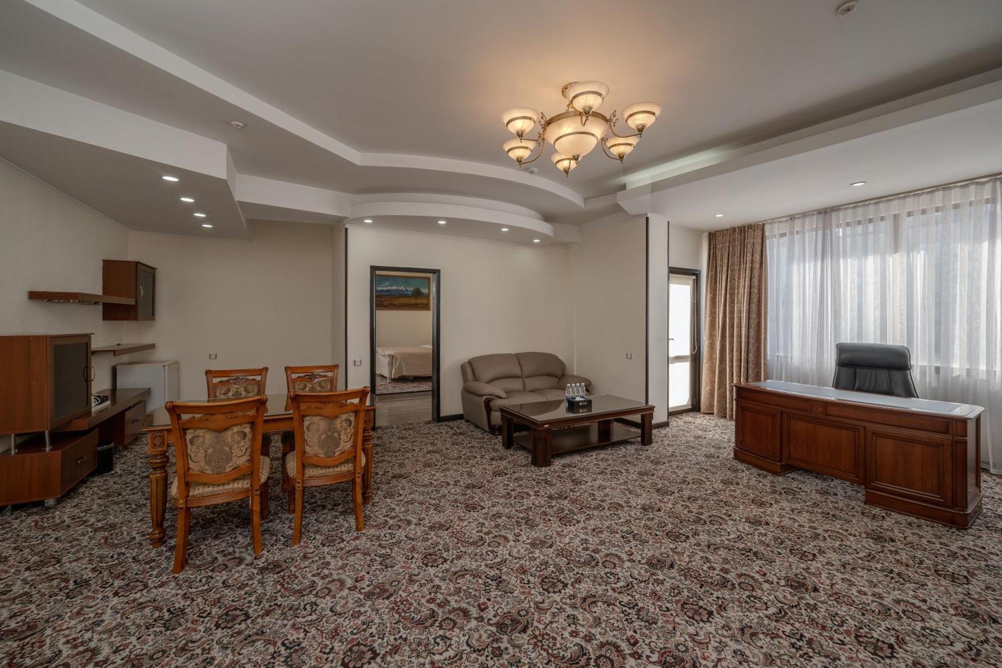 Hotel Jannat Regency Biškek Exteriér fotografie